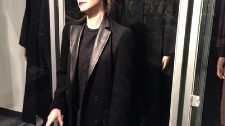 Emma Watson kabát Hermiony bez problému oblékne